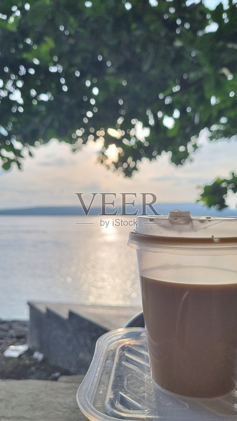 海滩上的咖啡照片摄影图片