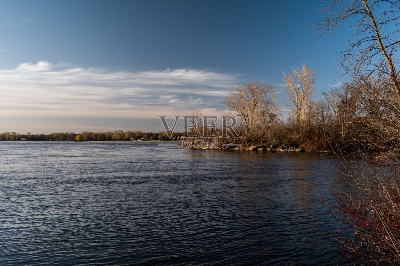 秋天森林里的湖泊风景。美丽的树木和深蓝色的水。照片摄影图片