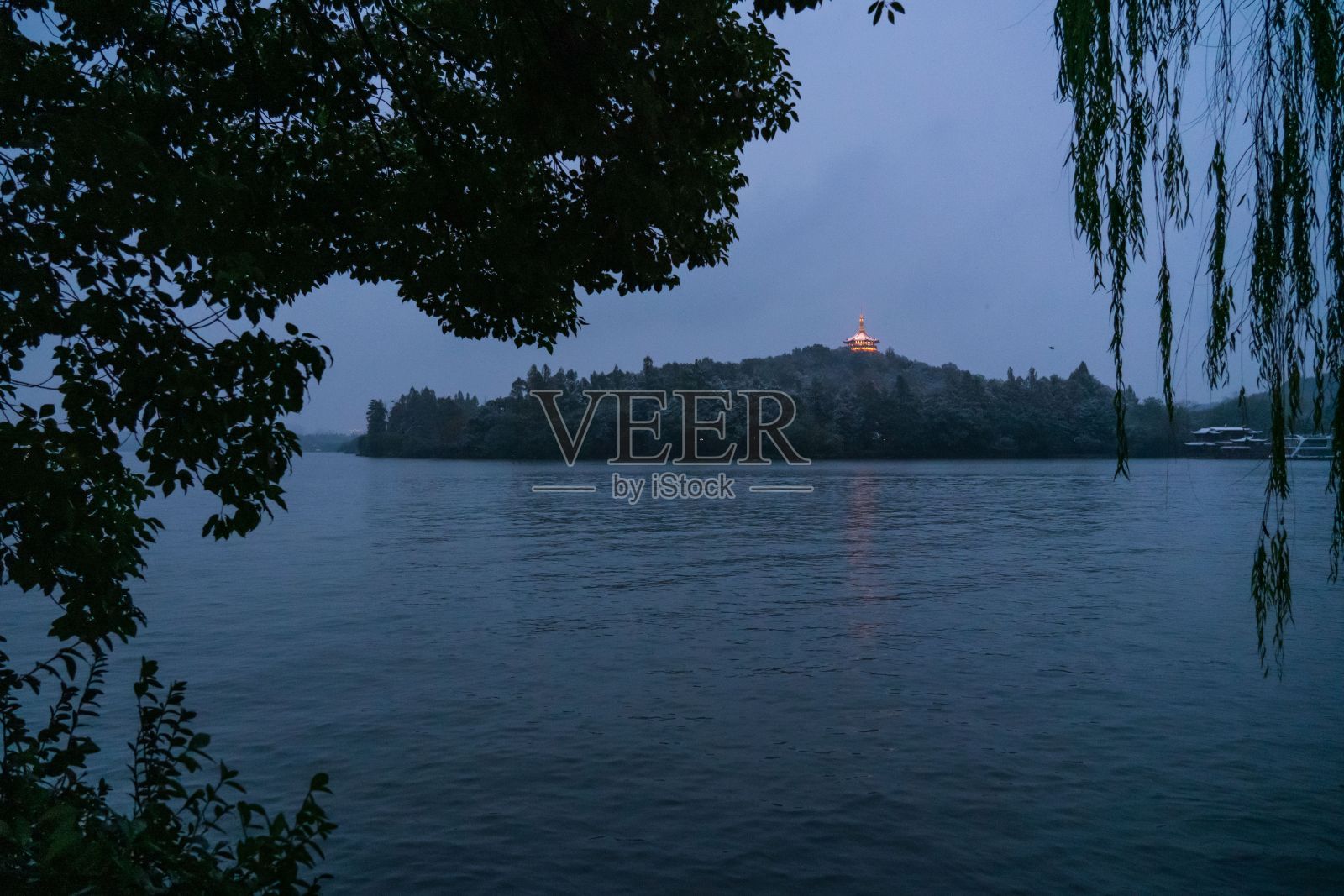 夜晚,台湾台北一座山上的灵九佛寺灯火通明照片摄影图片