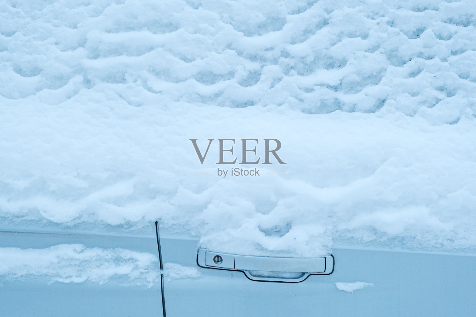 被雪覆盖的车门照片摄影图片