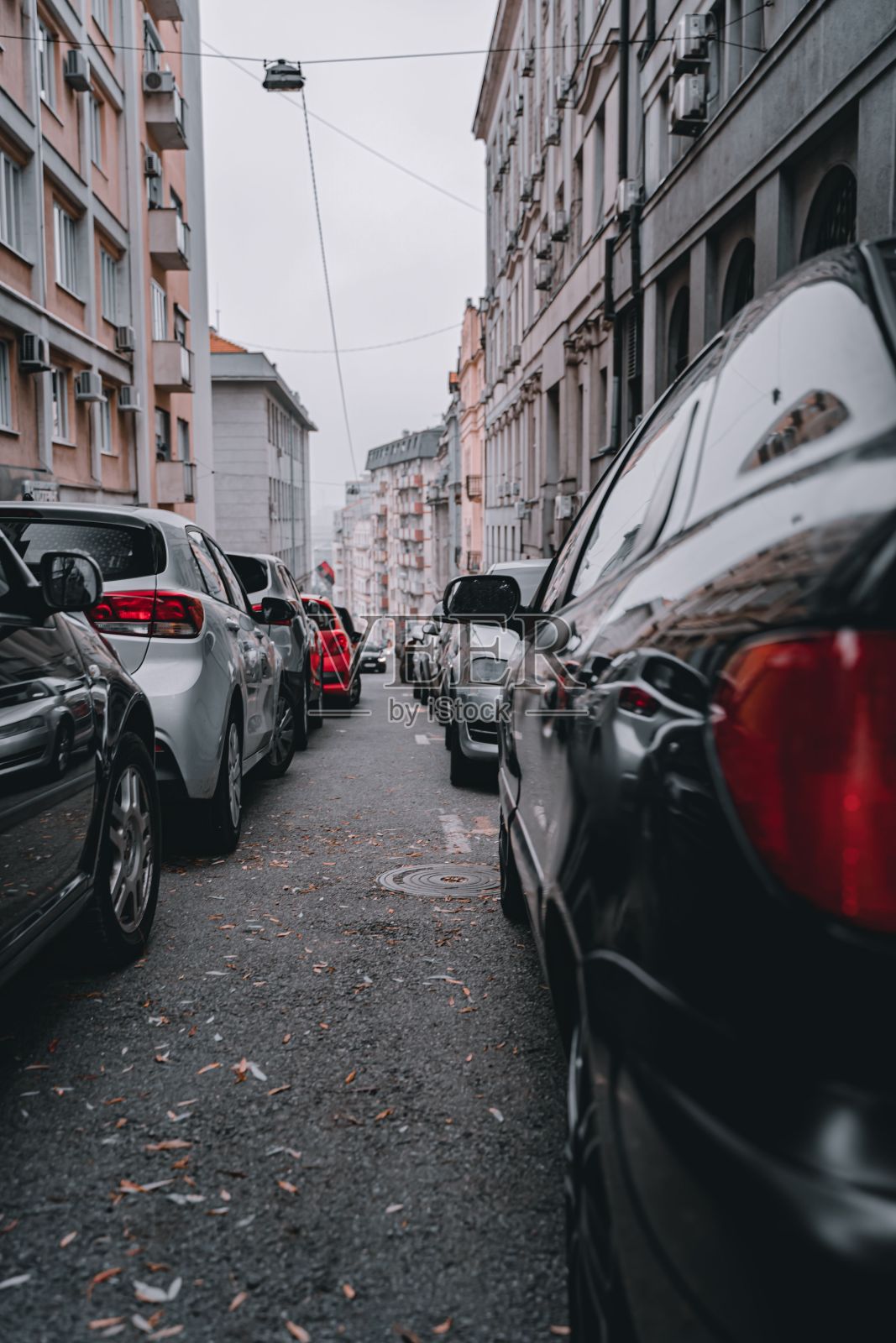 垂直拍摄的拥挤的贝尔格莱德街道与公园与现代建筑在塞尔维亚照片摄影图片