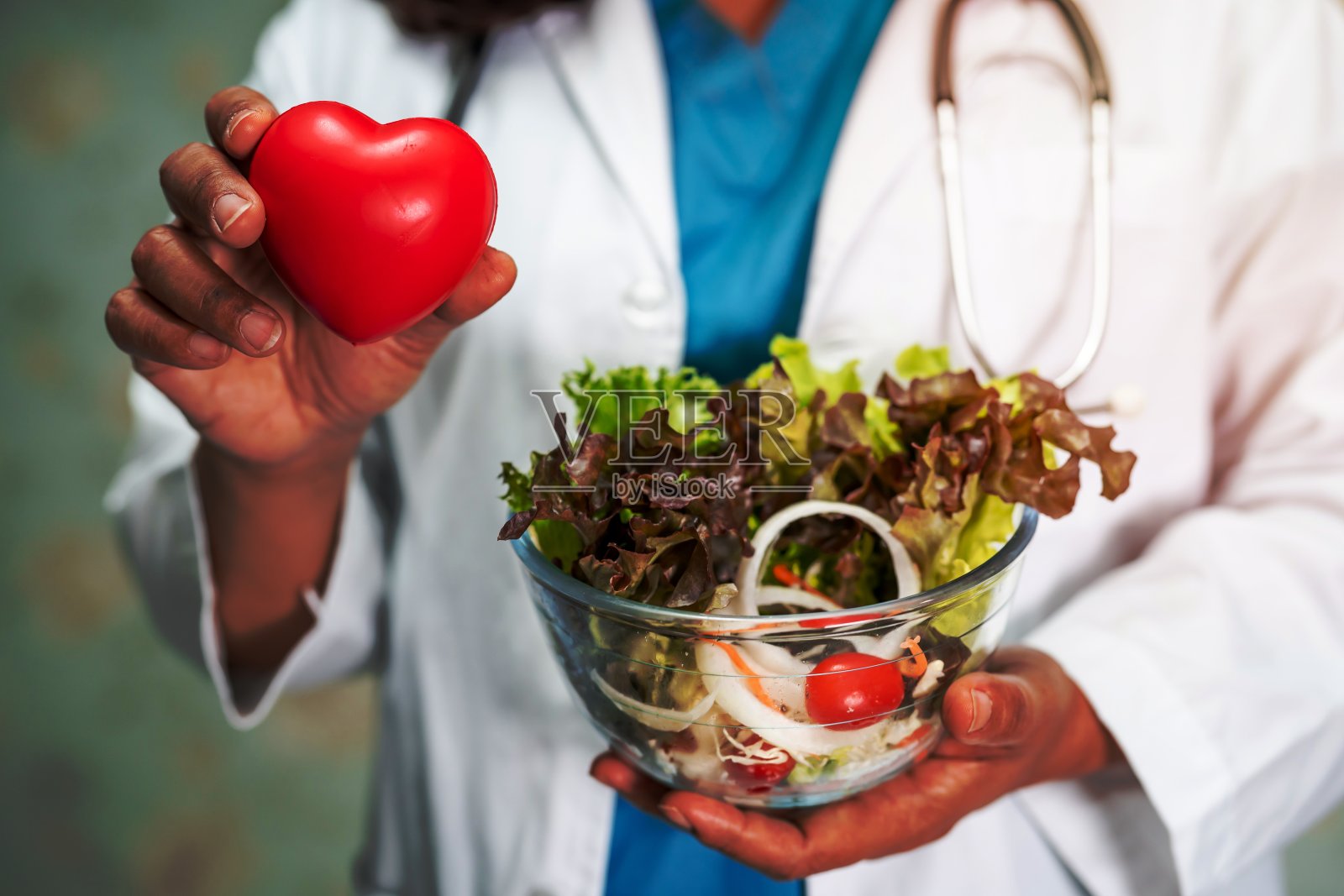 营养师医生为病人提供各种健康新鲜蔬菜。照片摄影图片