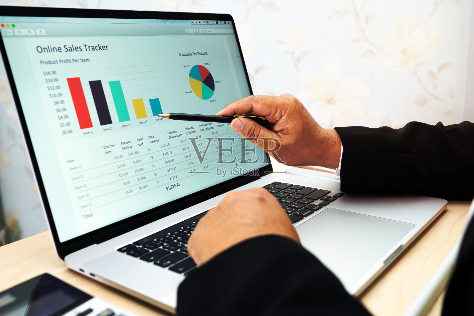 亚洲会计在现代办公、财务和商业理念下,用图表和计算器分析财务报告和项目会计。照片摄影图片