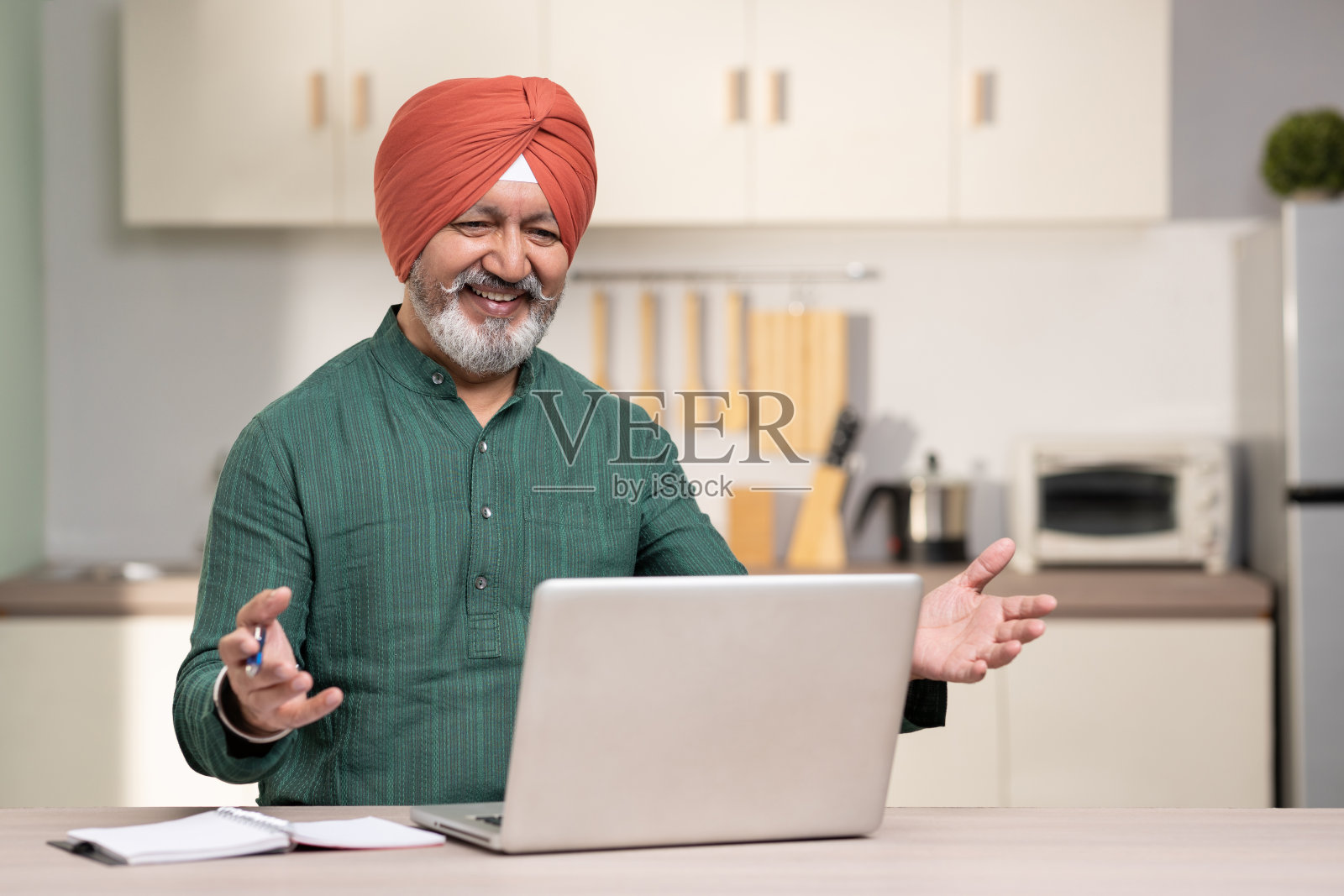 印度锡克教男子在家里使用笔记本电脑,库存照片照片摄影图片