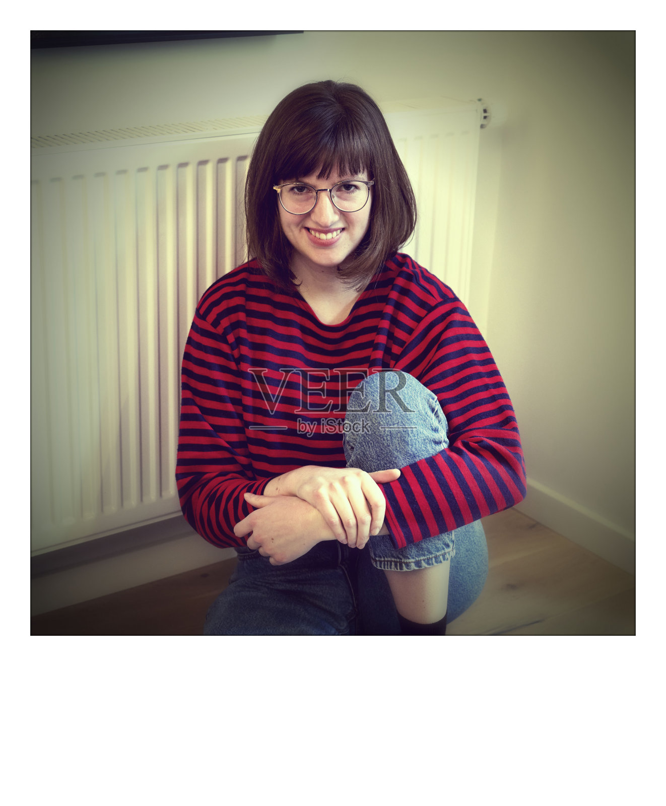 坐在地板上的女人照片摄影图片