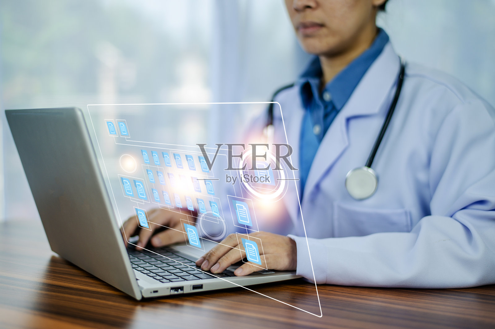 文档概念,医生在医院使用计算机连接服务器数据库对病人进行技术治疗。文档概念管理照片摄影图片