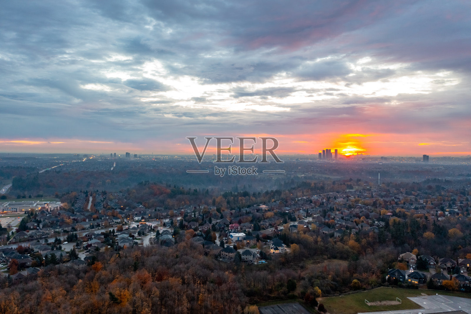多色树叶在邻里博伊德公园和伊斯灵顿大街,伍德布里奇,加拿大照片摄影图片