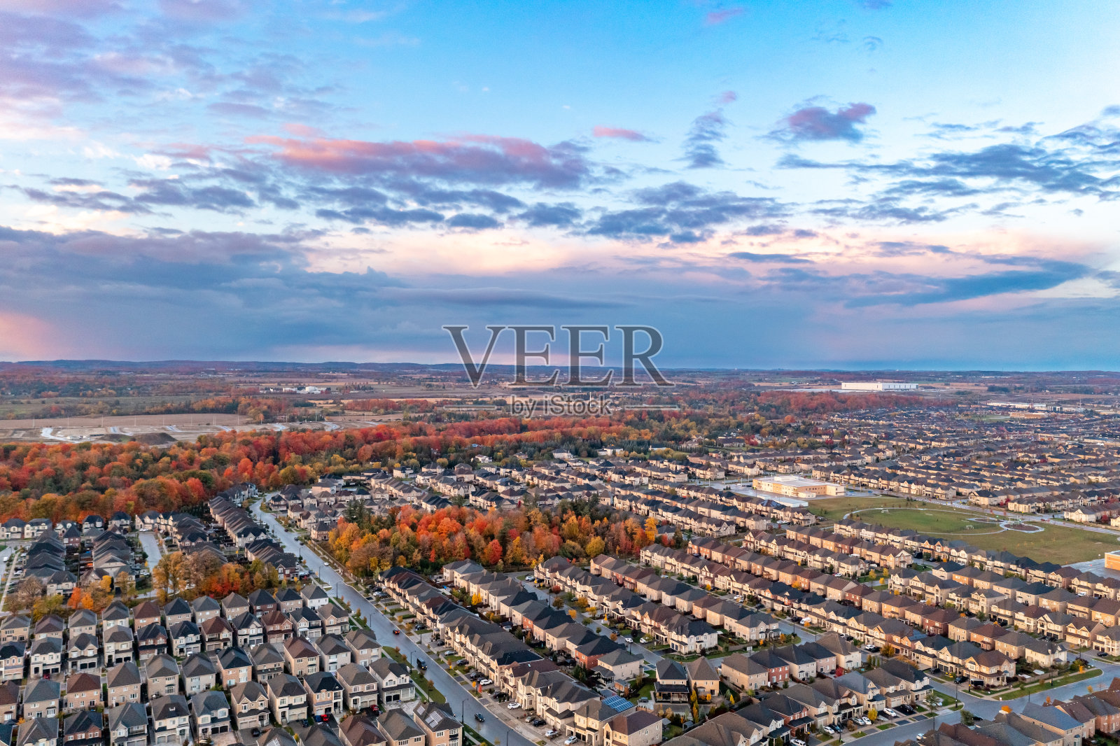 多色树叶在邻近公园韦斯顿路和麦肯齐博士,伍德布里奇,加拿大照片摄影图片