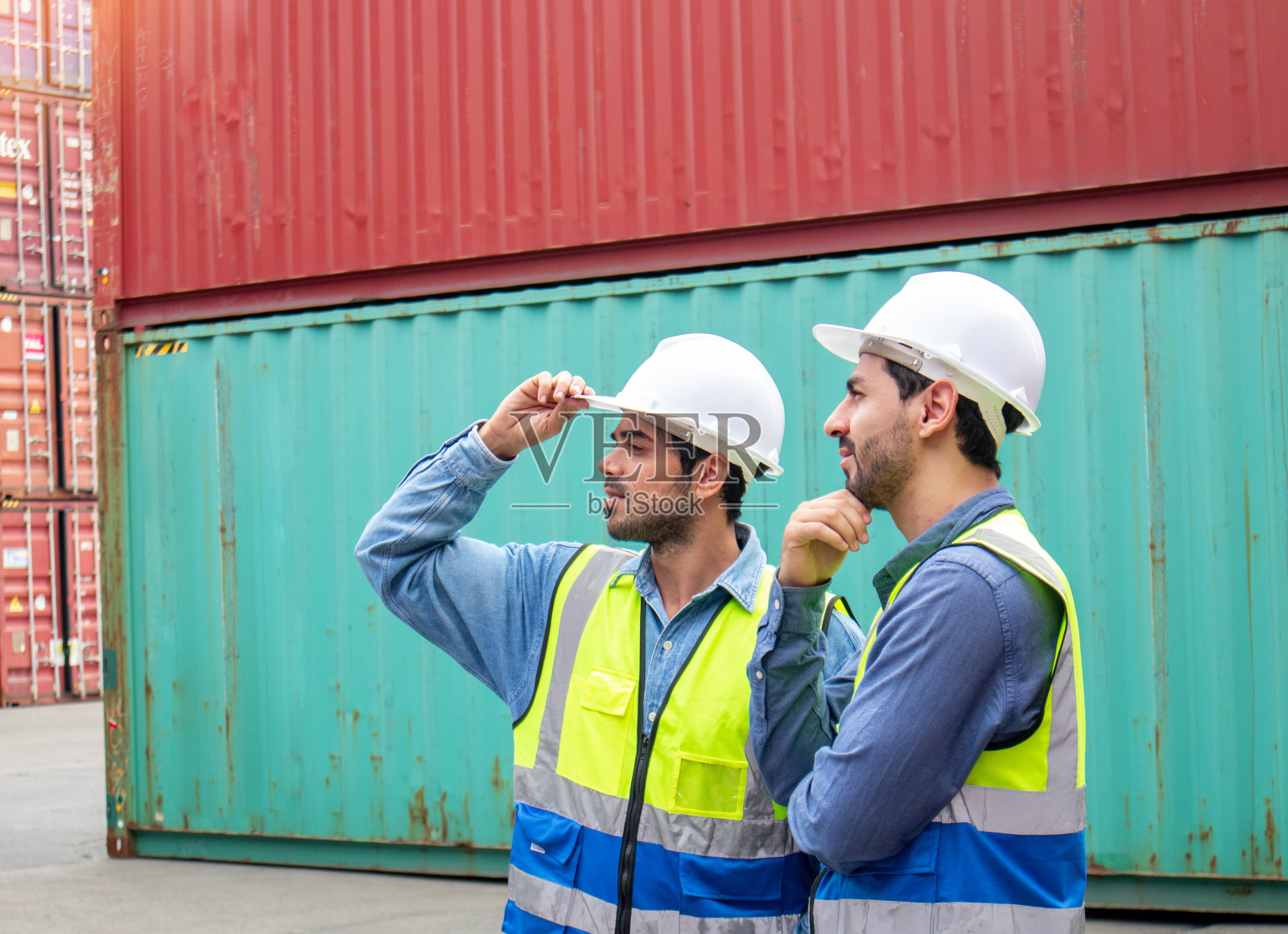 一名码头工人正在与集装箱运输公司的同事讨论合作的概念照片摄影图片