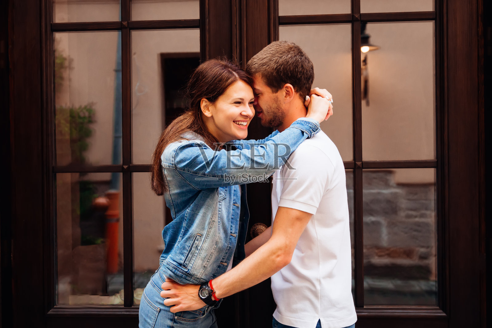 男友对女友耳语,抱着她照片摄影图片