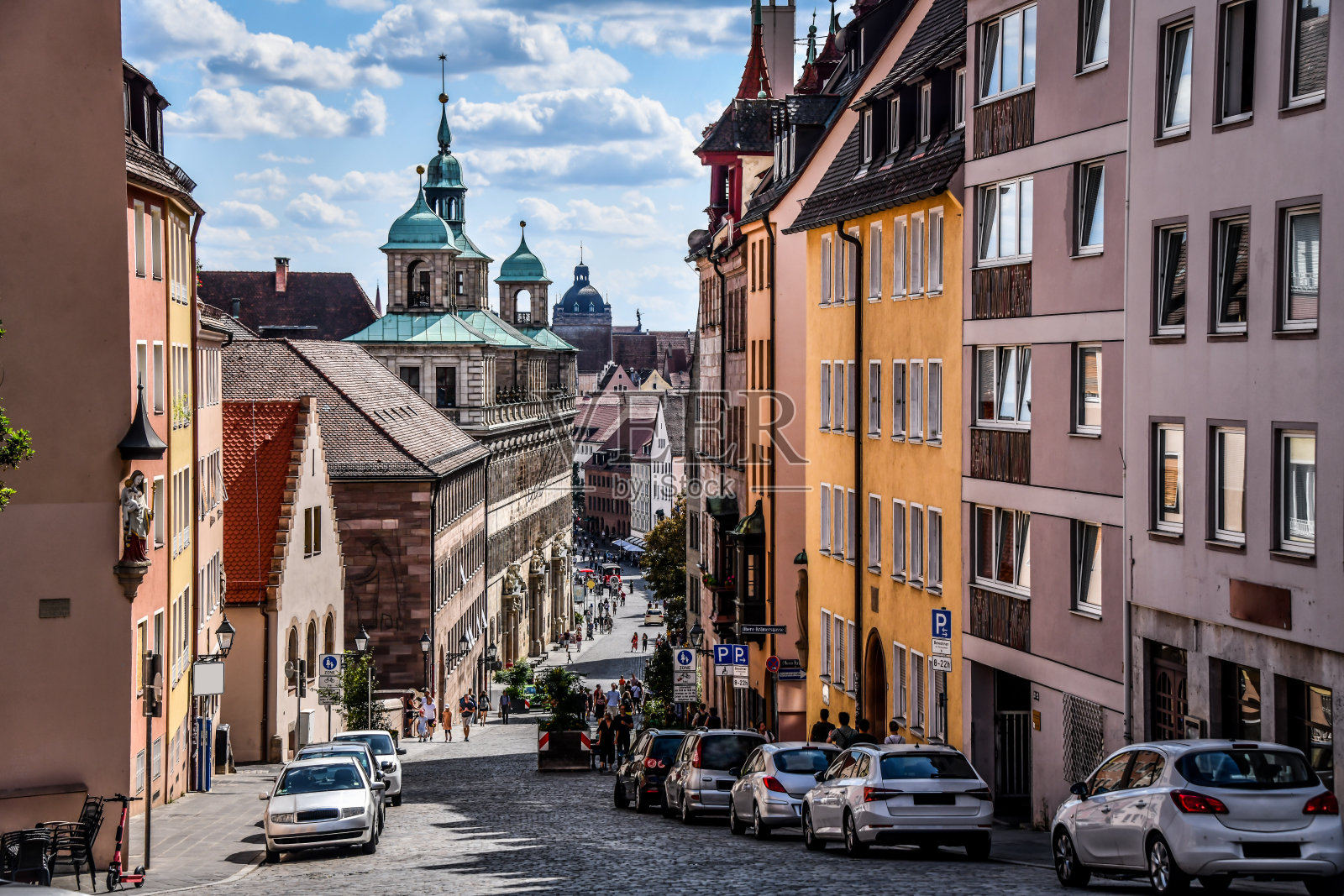 德国纽伦堡中心美丽建筑的下坡视图照片摄影图片