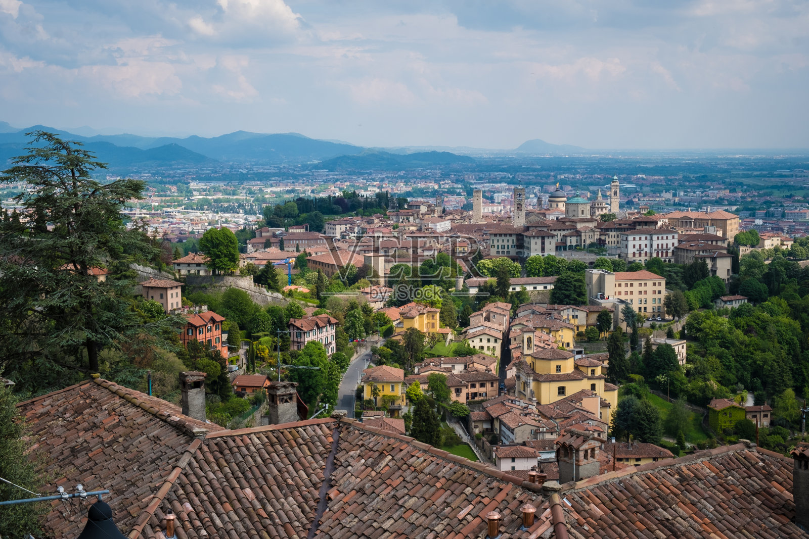 俯瞰贝加莫市。照片摄影图片
