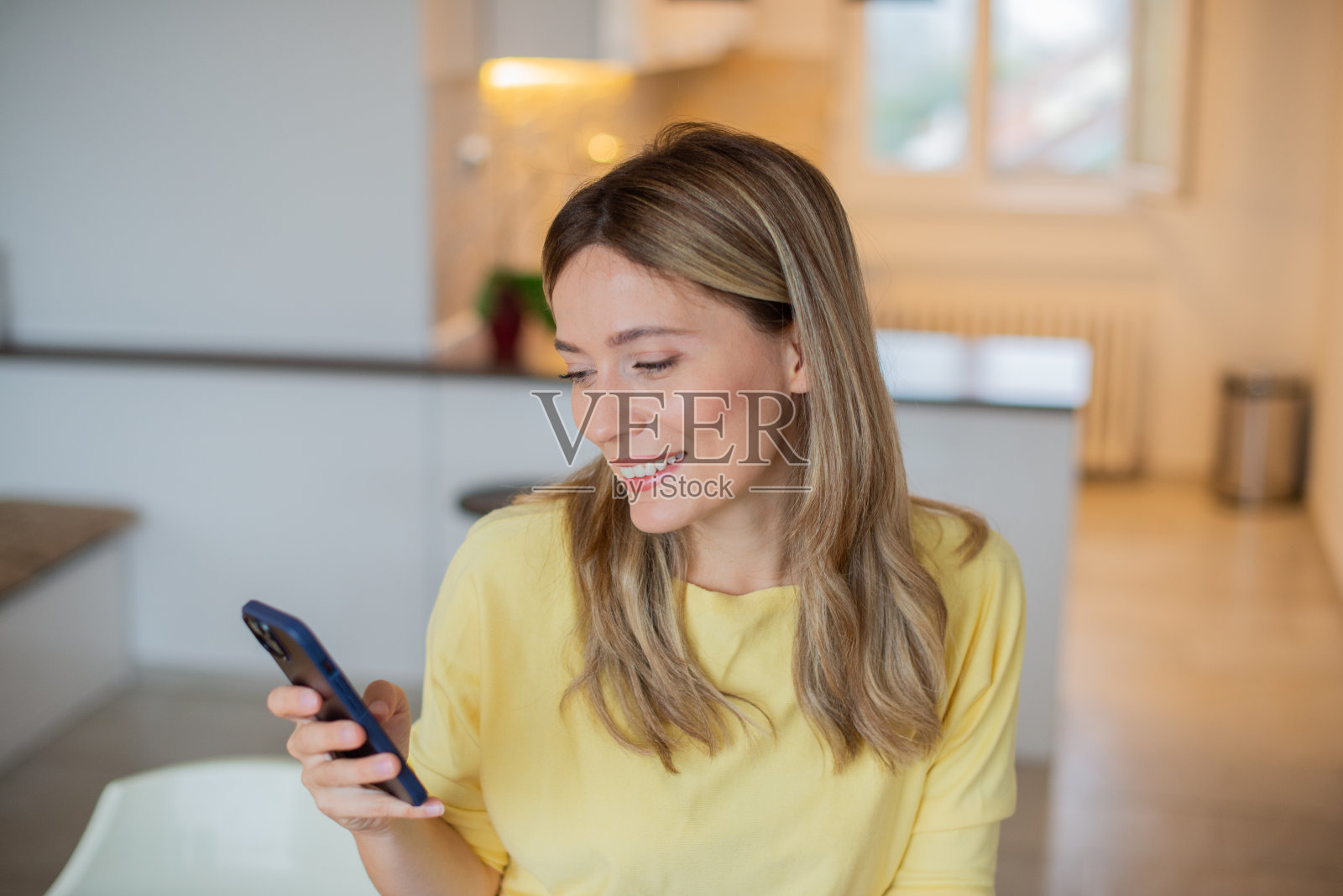 快乐的年轻女子使用电话照片摄影图片