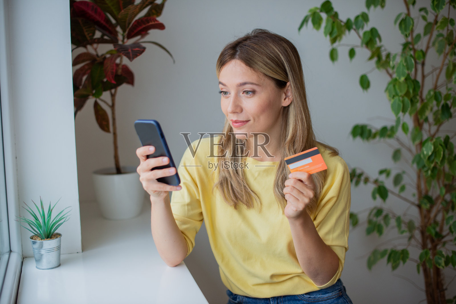 女子使用智能手机照片摄影图片