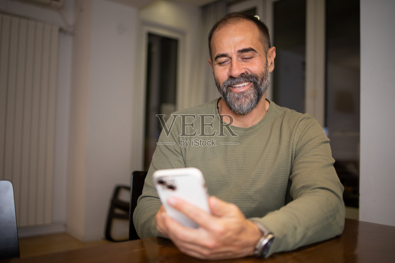 一个中年成年男子使用智能手机的肖像照片摄影图片
