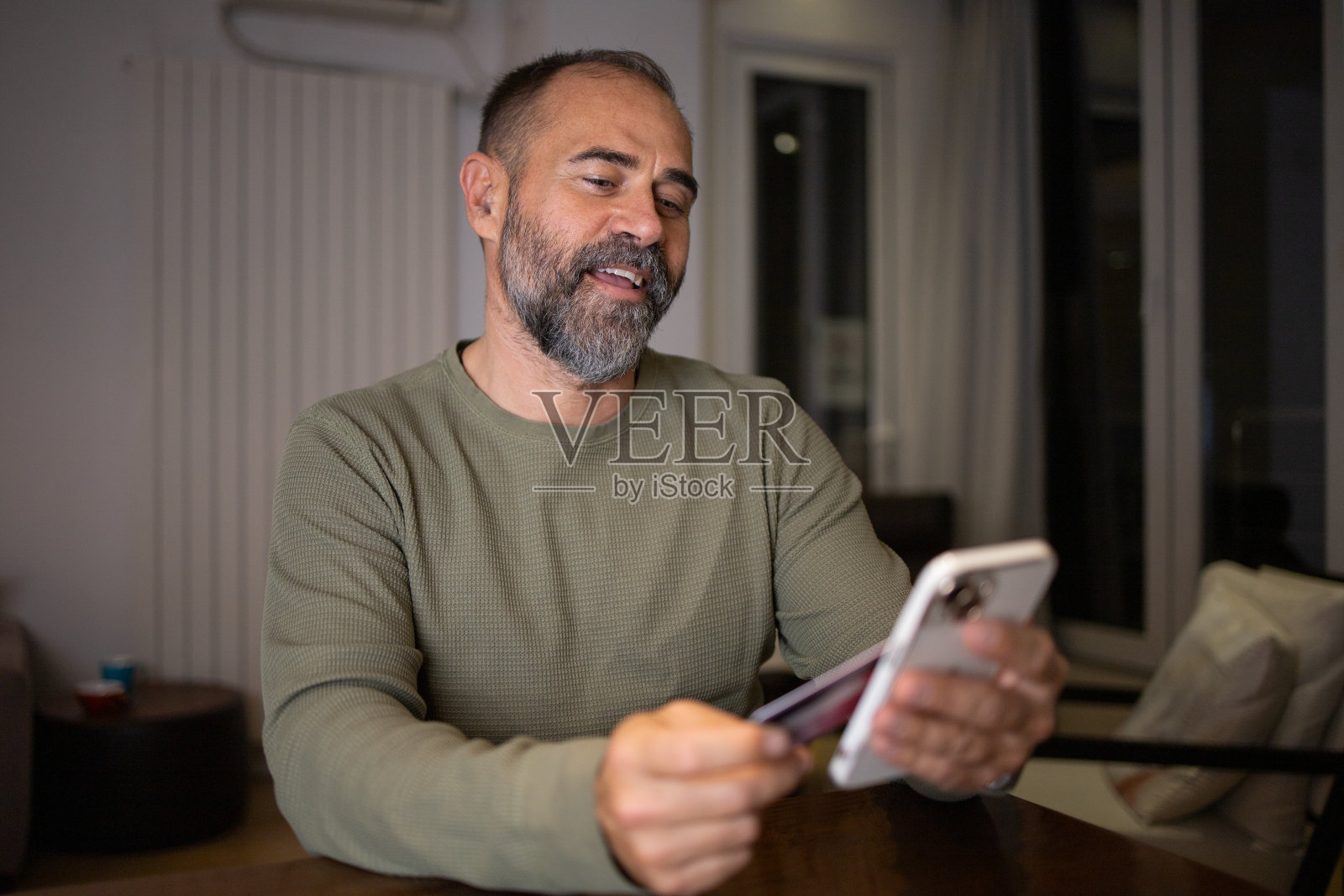 男子使用智能手机照片摄影图片