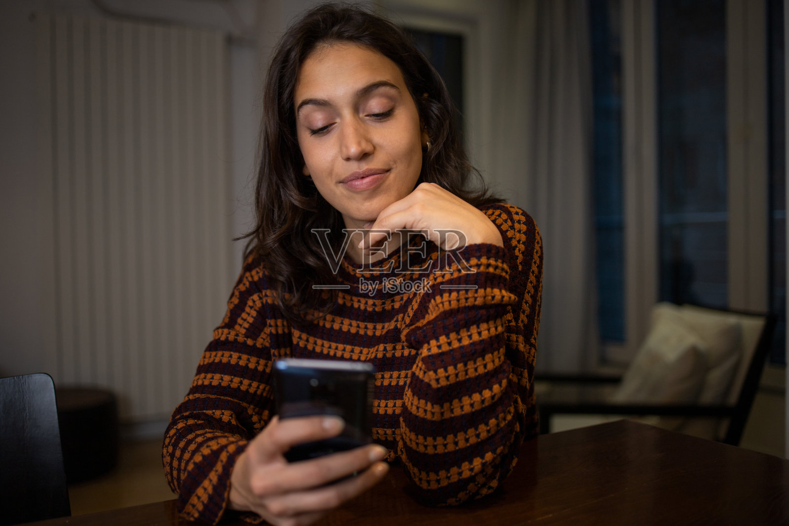 快乐的年轻女子使用电话照片摄影图片