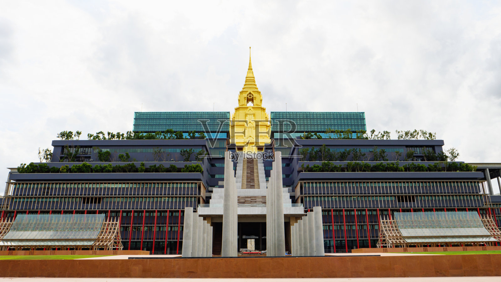 曼谷天际线和摩天大楼与新的泰国议会,Sappaya Sapasathan(泰国议会)照片摄影图片