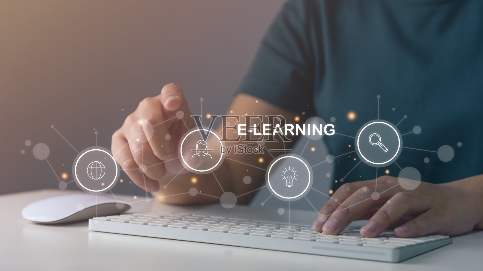 人们敲击键盘,触摸信息图表进行搜索,学习开发知识并使其进一步发展。照片摄影图片