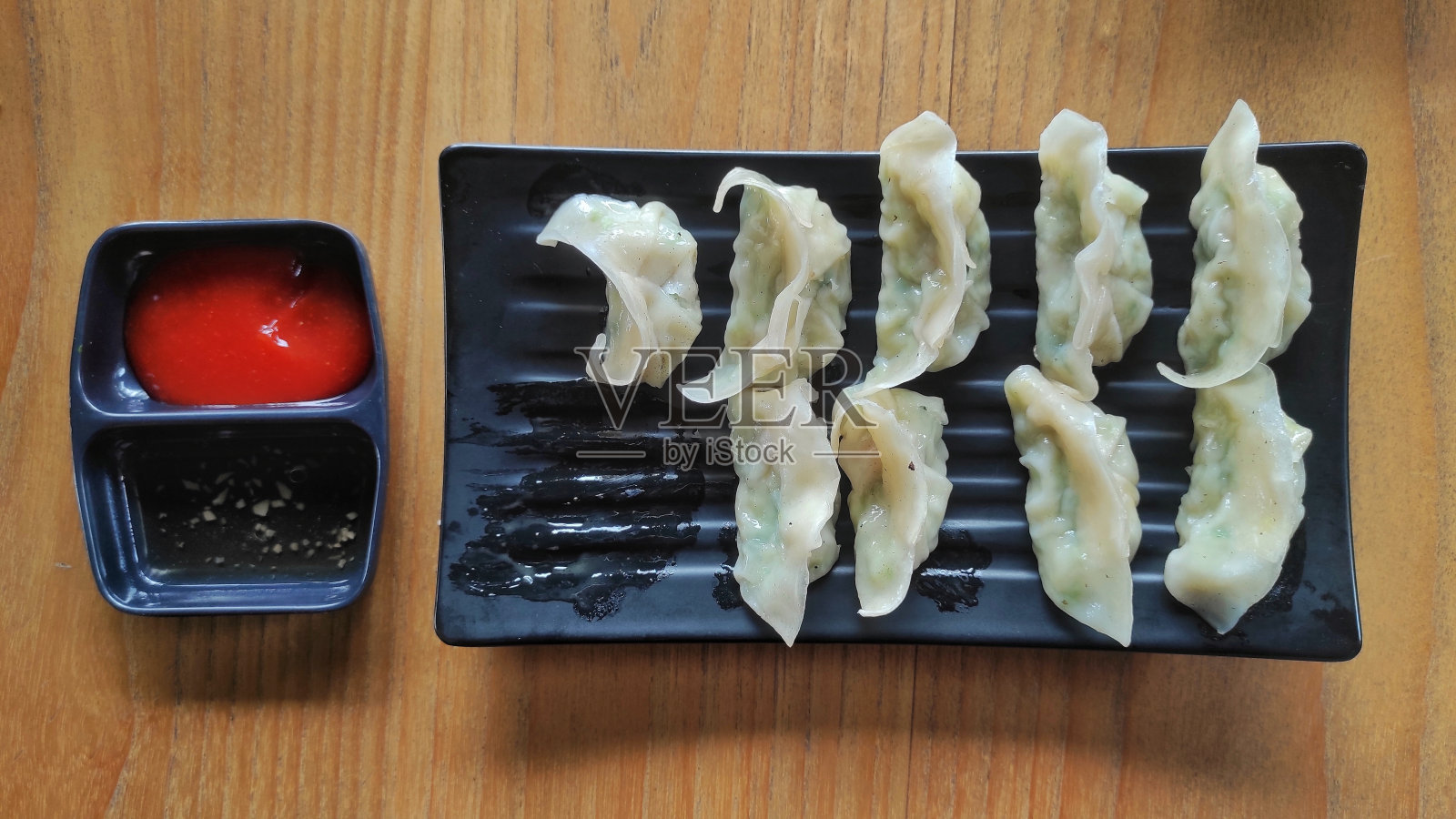 辣椒和酱油饺子照片摄影图片