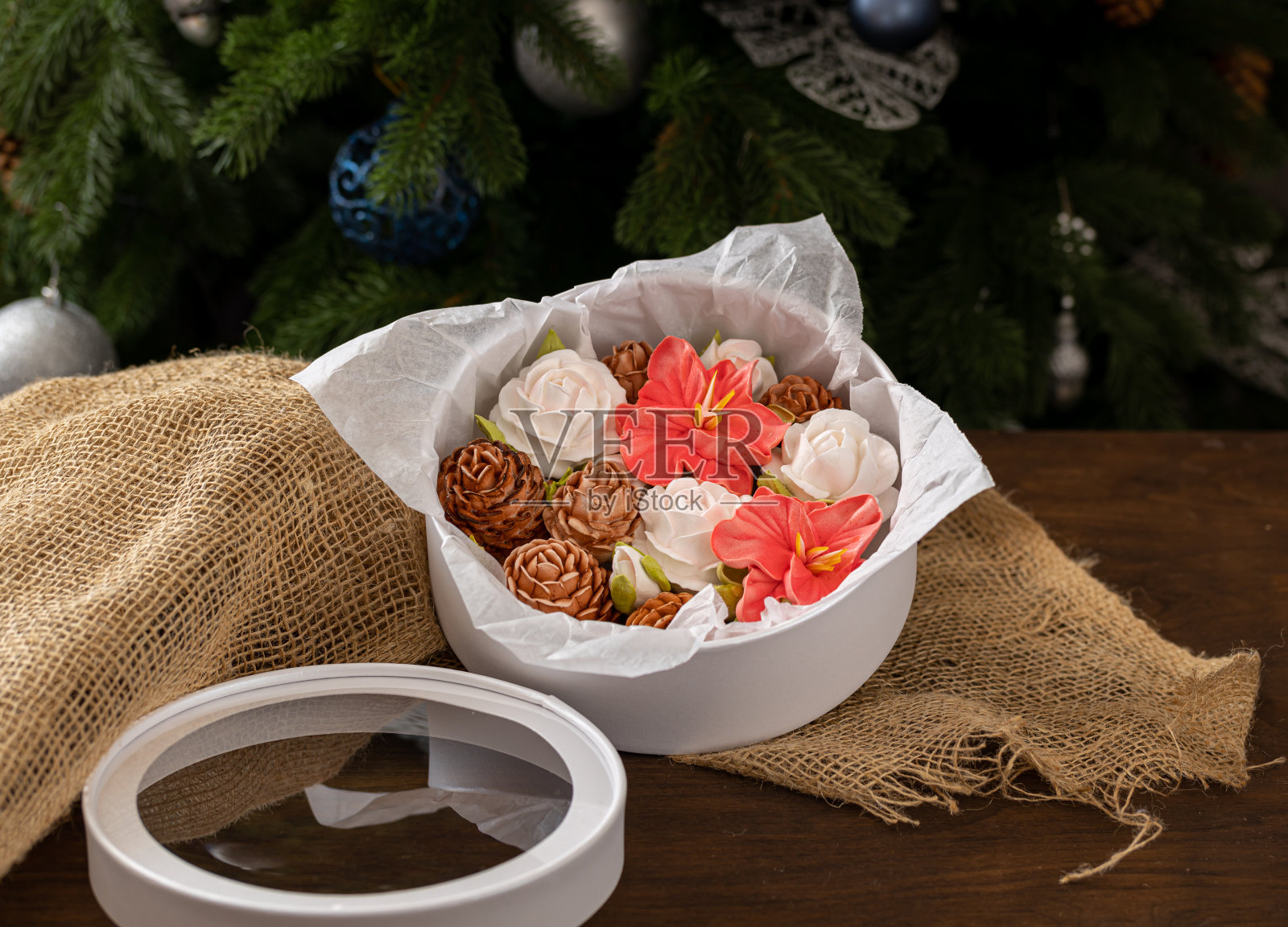 棉花糖花束在圣诞树的礼盒背景上,有节日的意境照片摄影图片