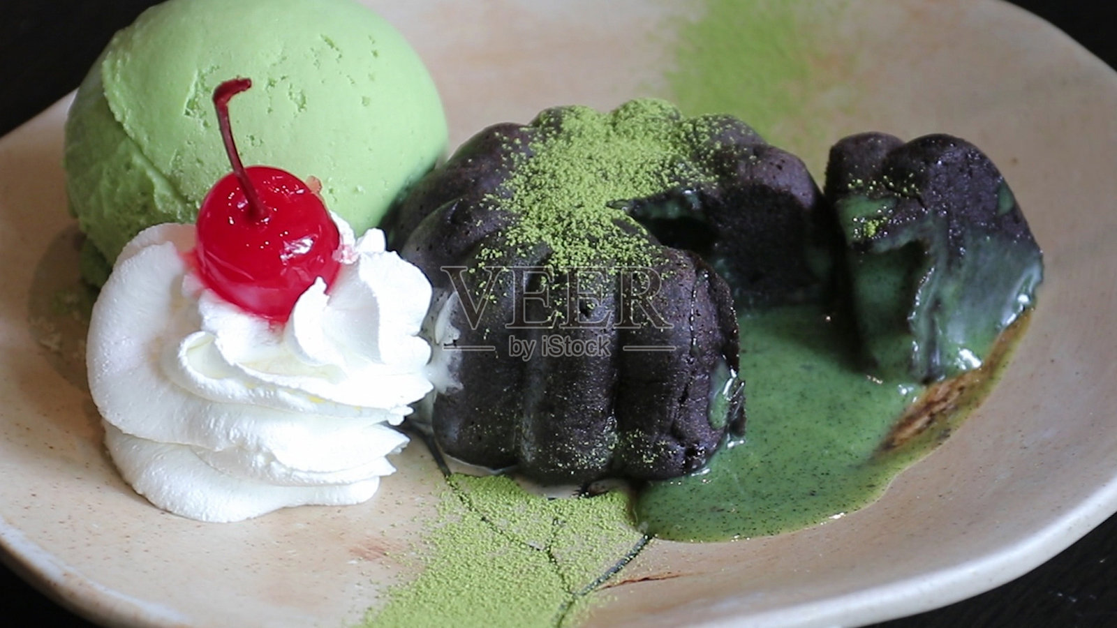 绿茶熔岩蛋糕照片摄影图片