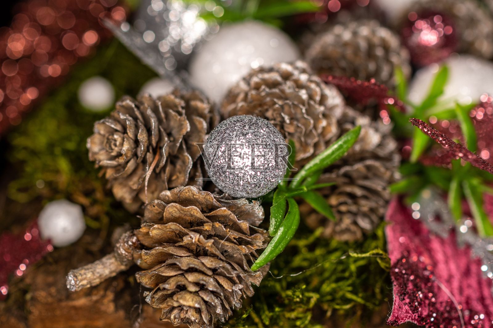 圣诞树上的松果和闪闪发光的装饰品的特写镜头照片摄影图片