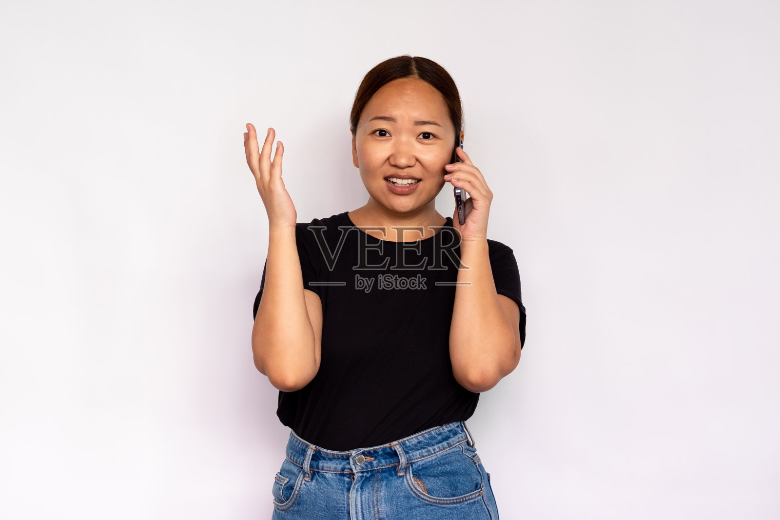 微笑的年轻女子打电话的肖像照片摄影图片