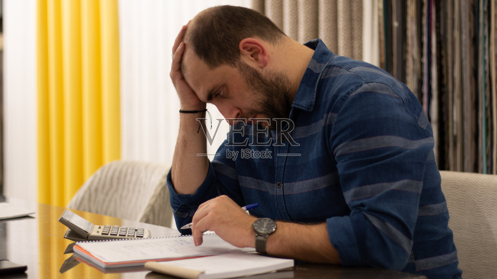 年轻男人双手抱头照片摄影图片