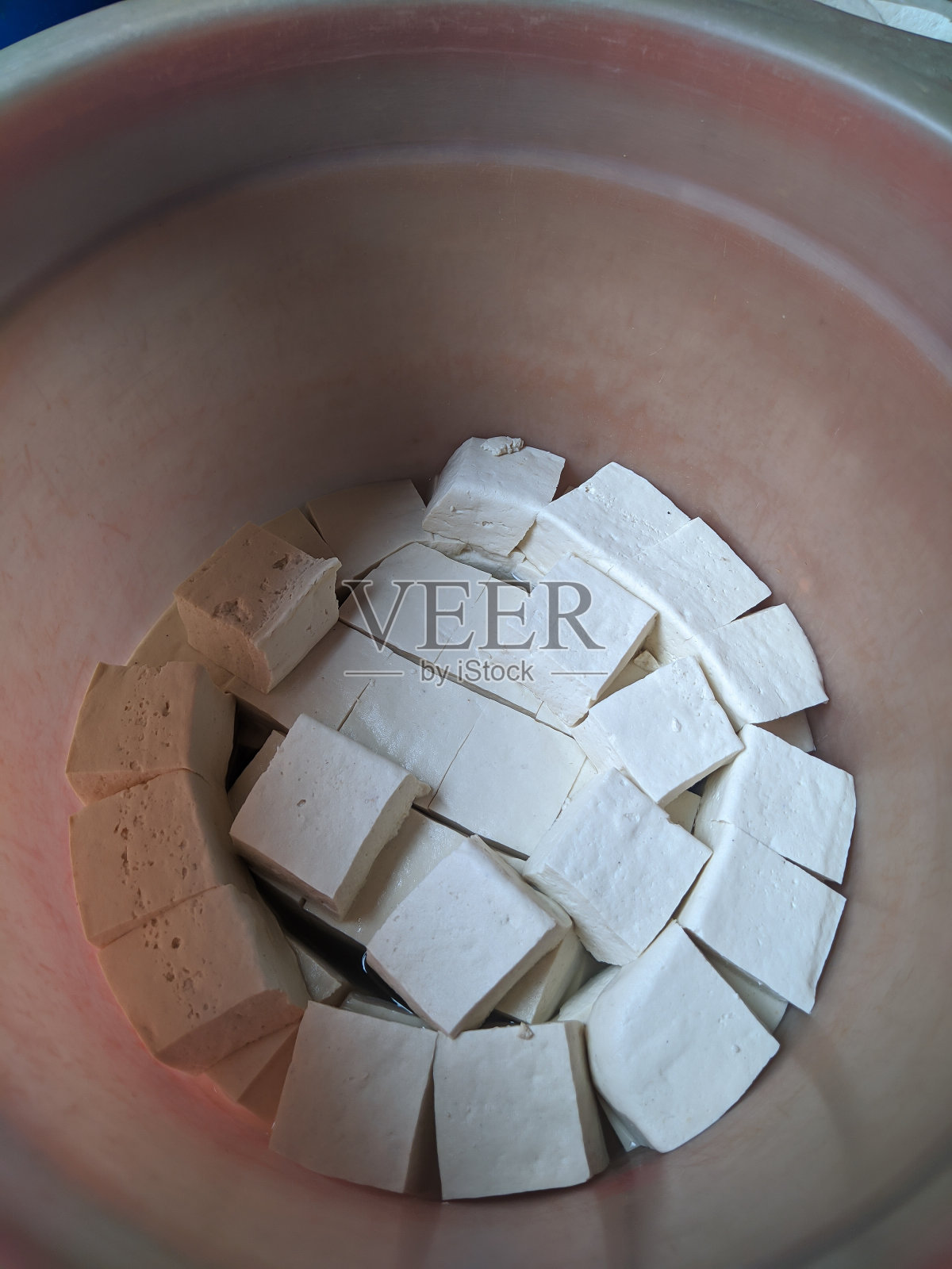 容器里装的是大豆制成的白豆腐照片摄影图片