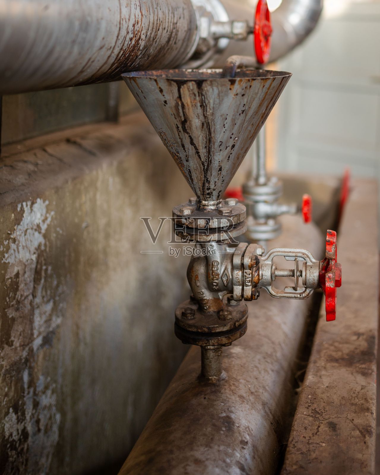 荷兰蒂尔堡的前火车车间锅炉房的垂直镜头照片摄影图片