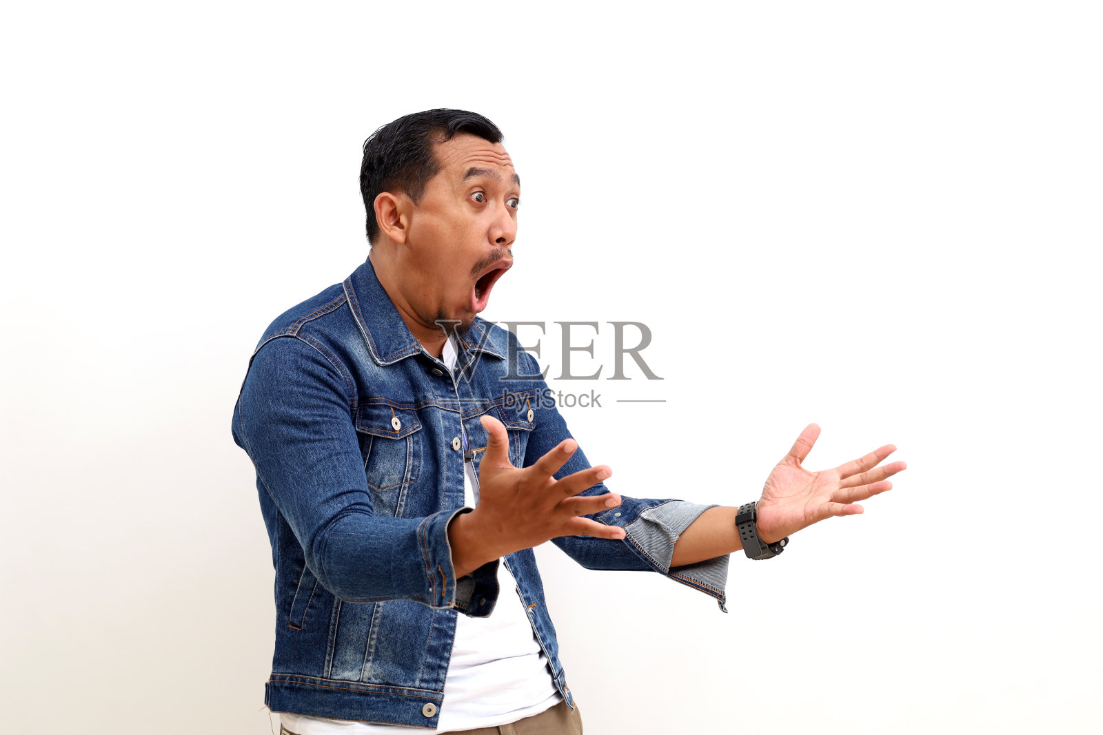哇,亚洲男人在不经意间向旁边或旁边看的惊讶表情。隔离在白色背景与复制空间照片摄影图片