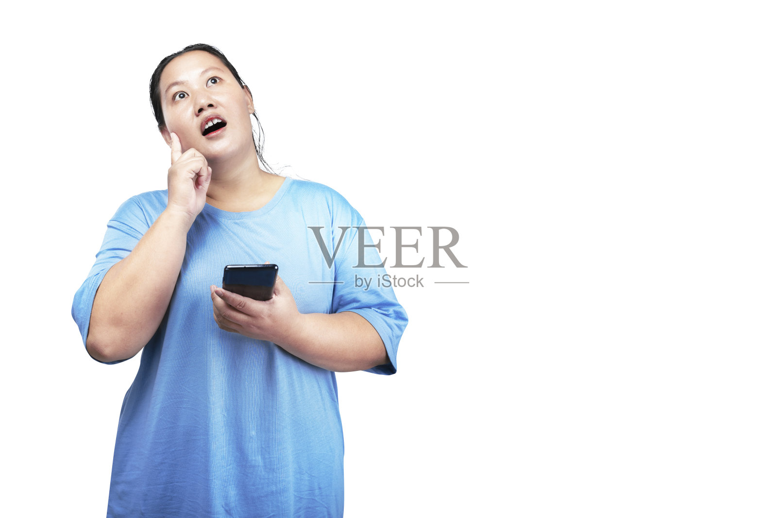 亚洲肥胖超重的女人拿着手机,想着什么照片摄影图片