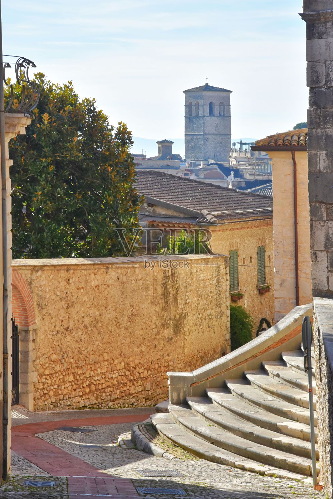 意大利Veroli村的狭窄小巷,可以看到房子的楼梯照片摄影图片