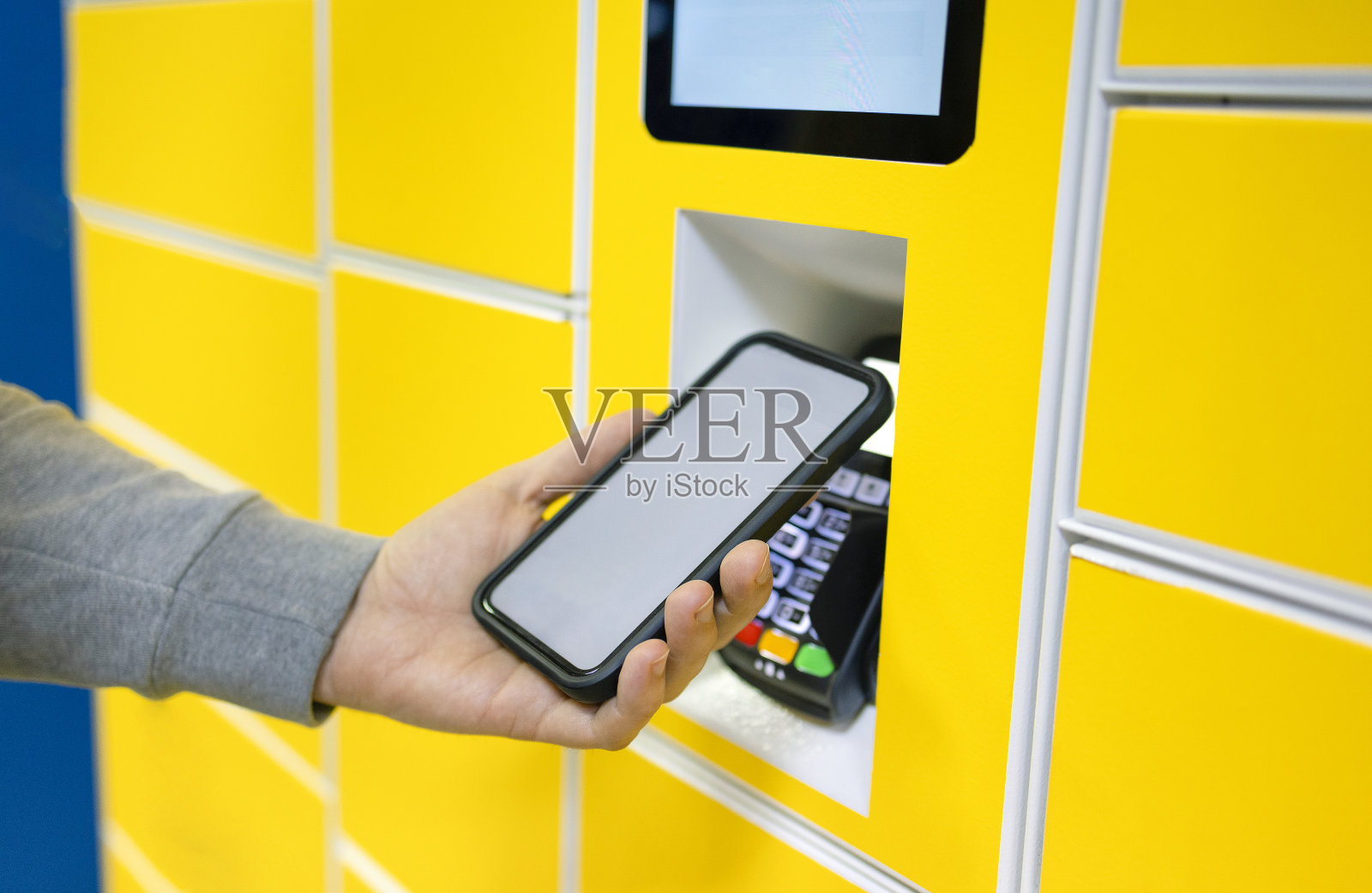 一名男子从自动自助邮政终端机取邮件的特写照片摄影图片