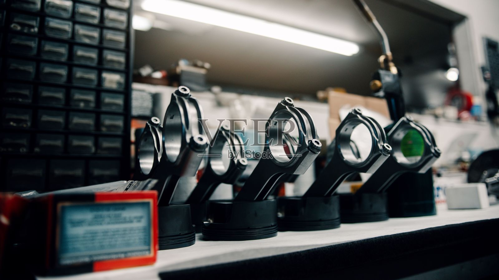 旧发动机车间里的发动机活塞照片摄影图片