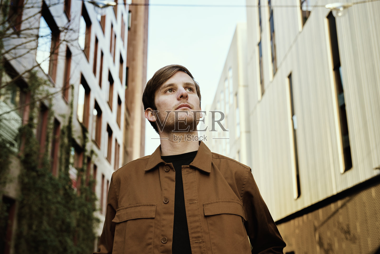 年轻人站在街上照片摄影图片