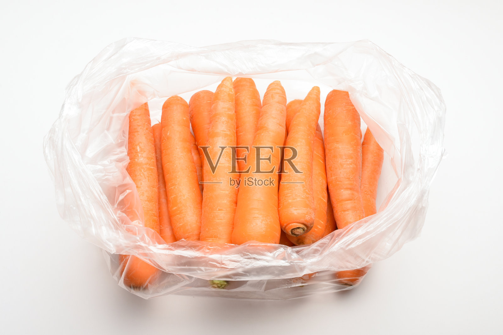 新鲜的胡萝卜放在塑料购物袋里照片摄影图片