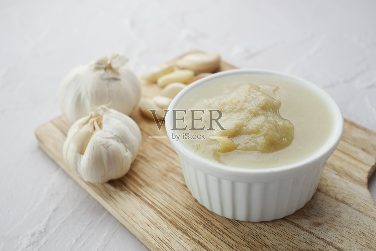 在桌子上的一个容器里盖上蒜泥照片摄影图片