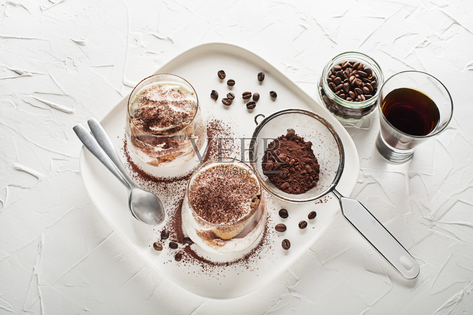 杯子里的提拉米苏照片摄影图片