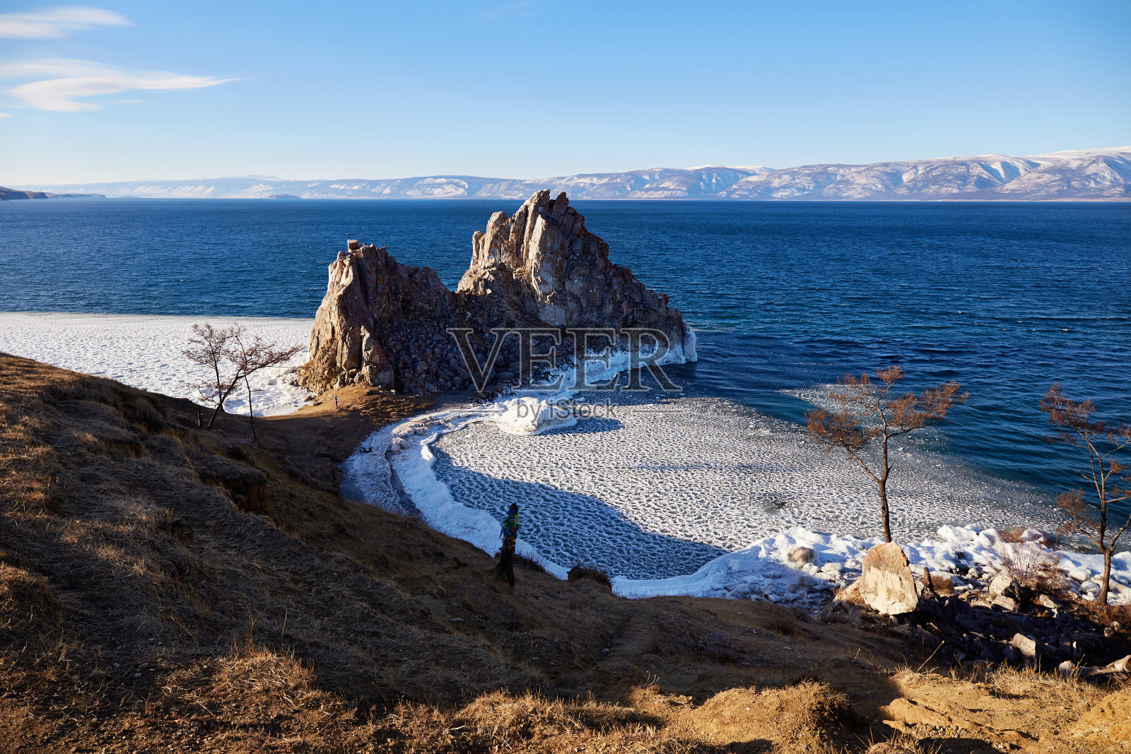 十二月阳光明媚的一天,奥尔洪岛的布尔汗角或沙曼卡岩。贝加尔湖上著名的旅游景点。照片摄影图片