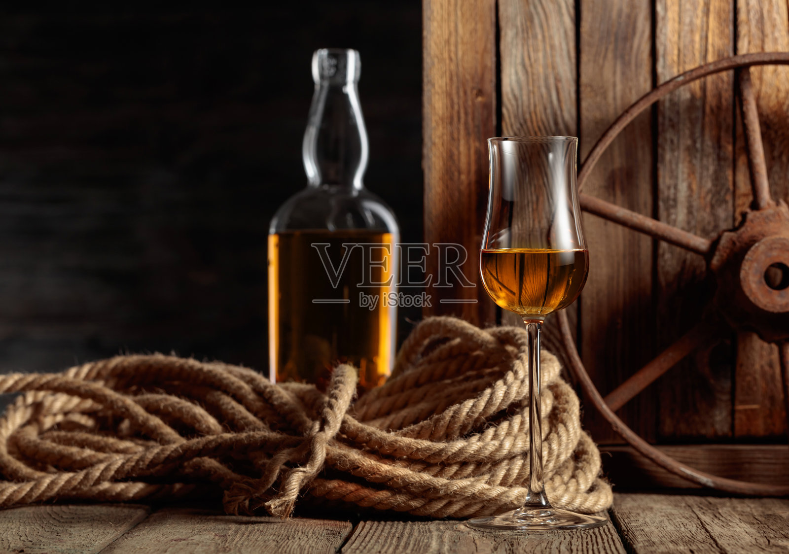 用朗姆酒、干邑或威士忌吸鼻。照片摄影图片