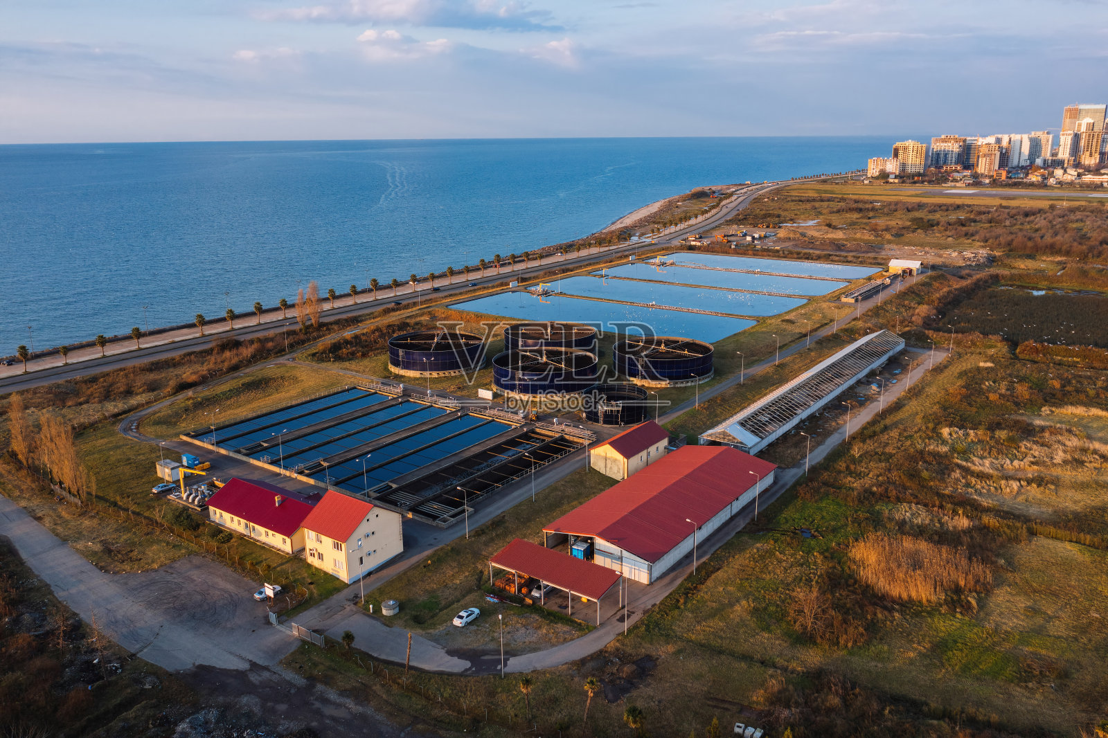 现代工业废水夜间处理厂。污水净化池鸟瞰图照片摄影图片