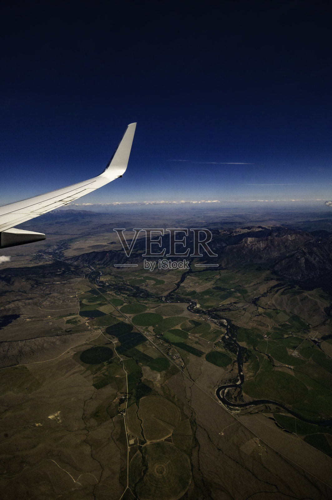 航空旅行飞机机翼和风景照片摄影图片