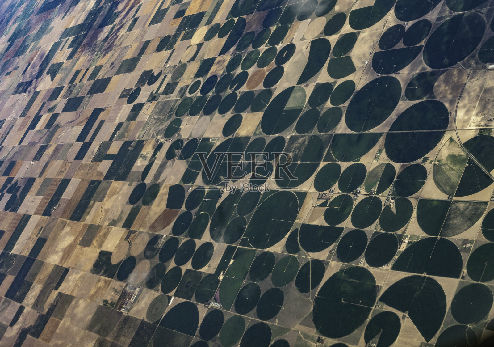 从地面俯瞰,空中景观麦田圈和农田格局照片摄影图片