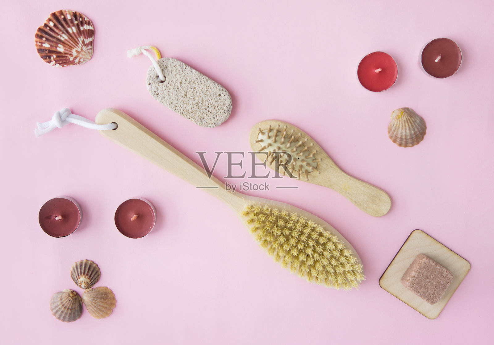 水疗美容的概念和美容程序。spa海盐,木质梳子,粉色背景上的瘦身按摩刷。零浪费生活方式的概念。照片摄影图片