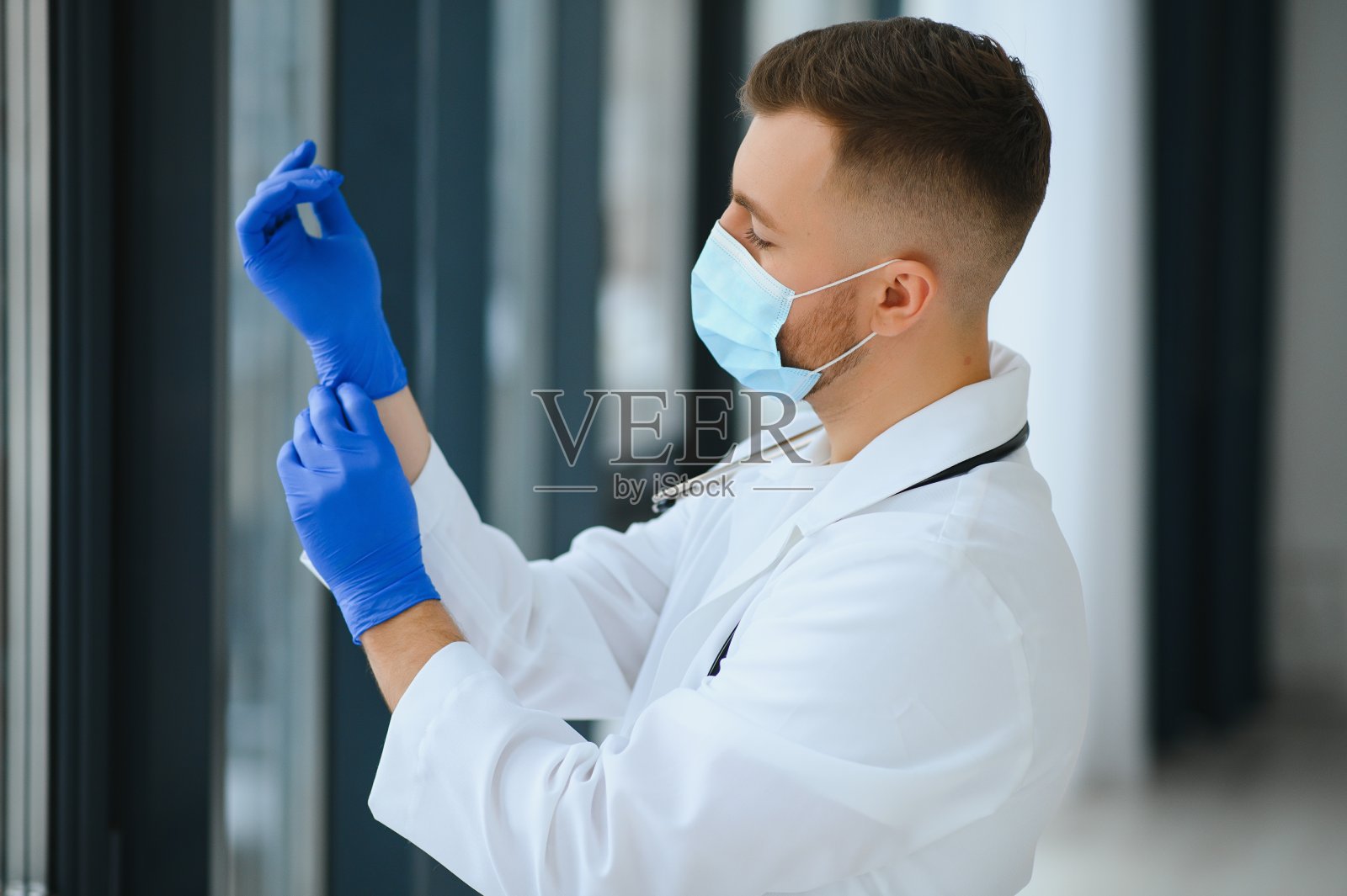 戴面具的医生肖像照片摄影图片