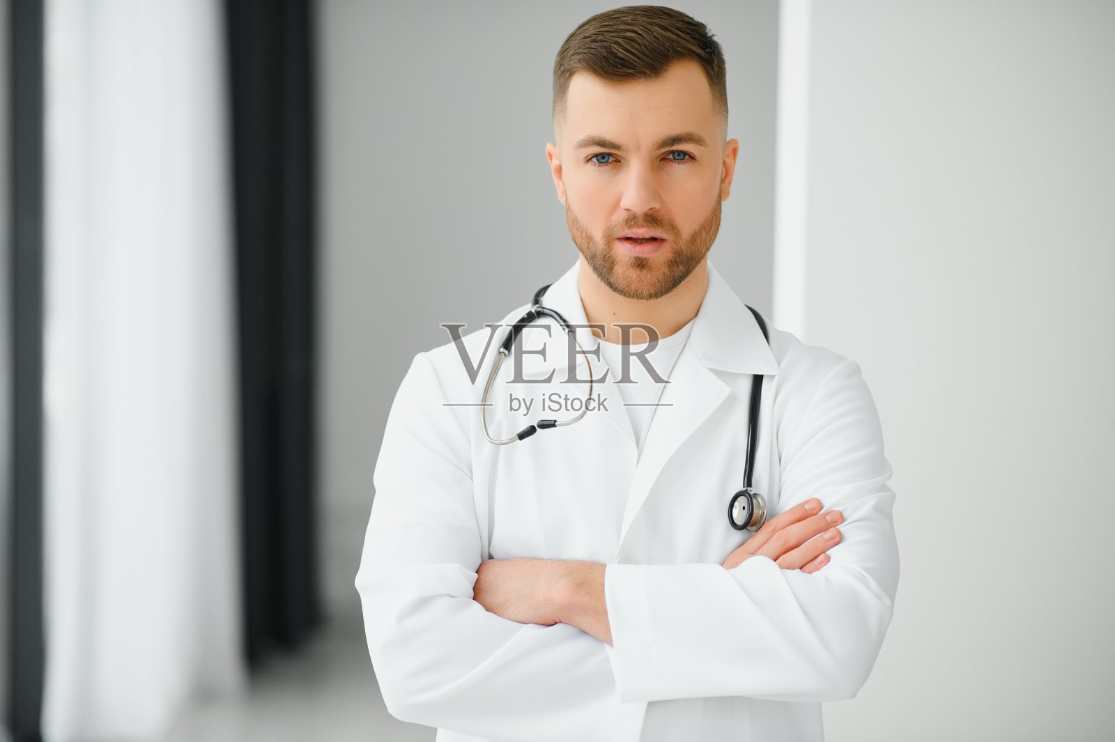 一个年轻英俊的医生的肖像照片摄影图片