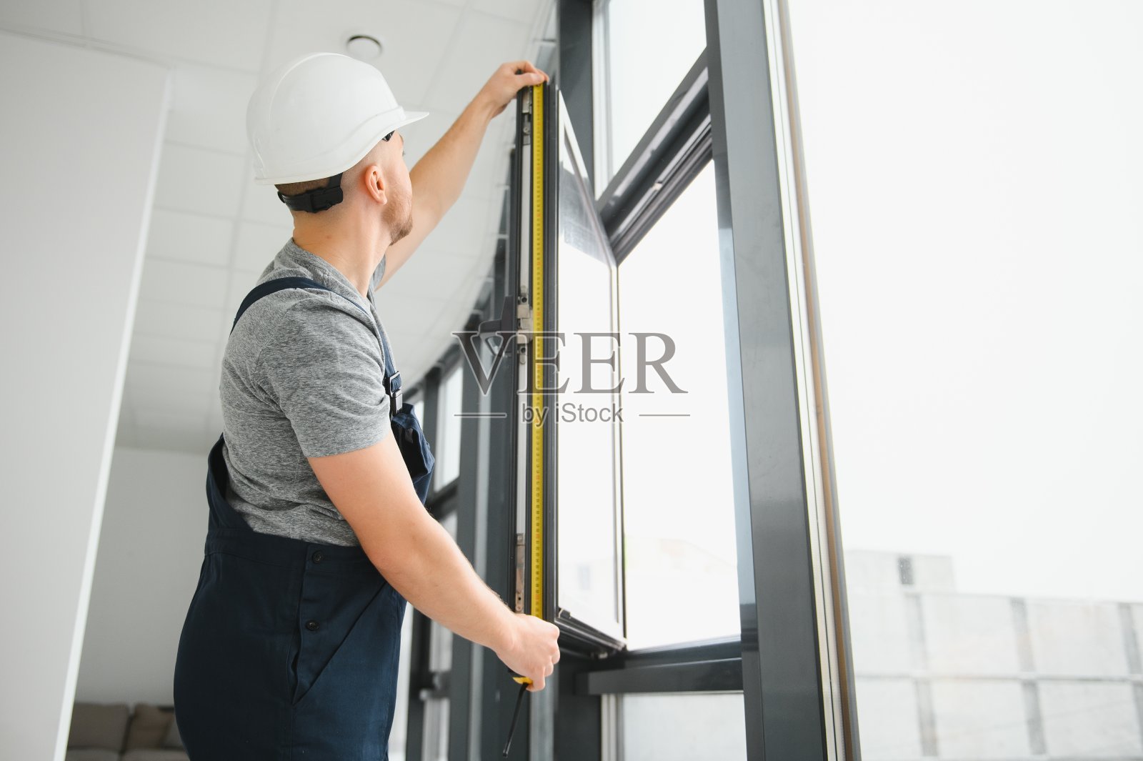 服务人员用螺丝刀安装窗户照片摄影图片