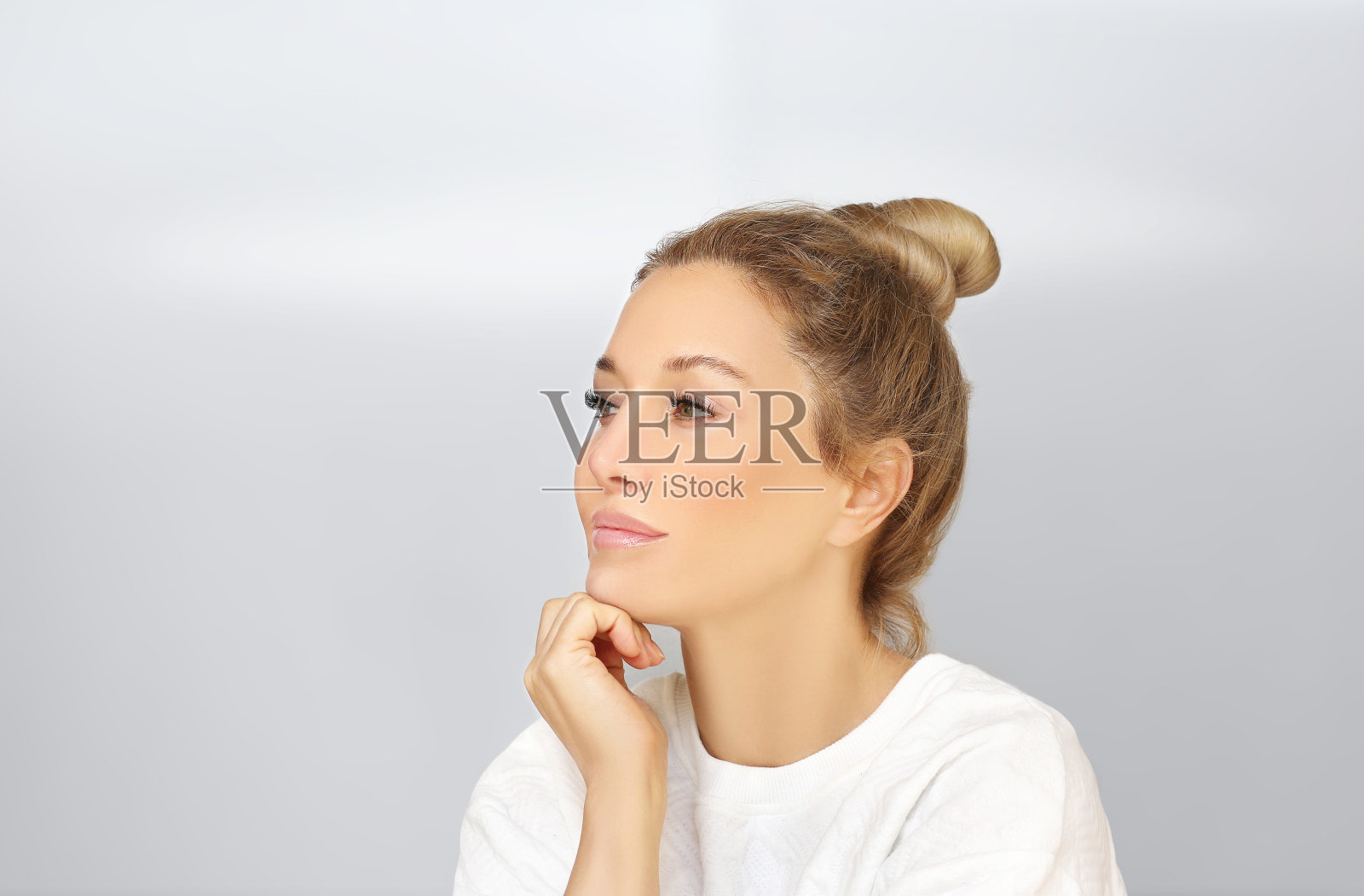 一个漂亮女人的镜头。中年女性肖像,美容概念。照片摄影图片